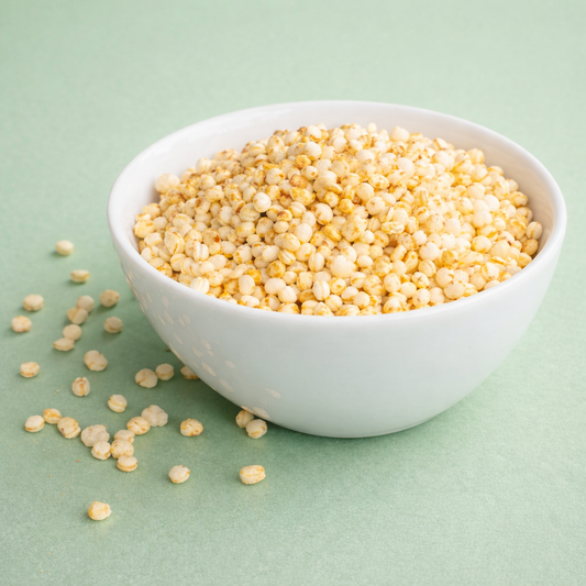 Bio Quinoa gepufft in Schale – knuspriger Snack für Müsli und Bowls