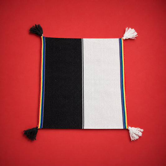 Handgewebtes Qero Duality Mestana Altar- und Despacho-Tuch aus Peru in Schwarz und Weiß auf rotem Hintergrund